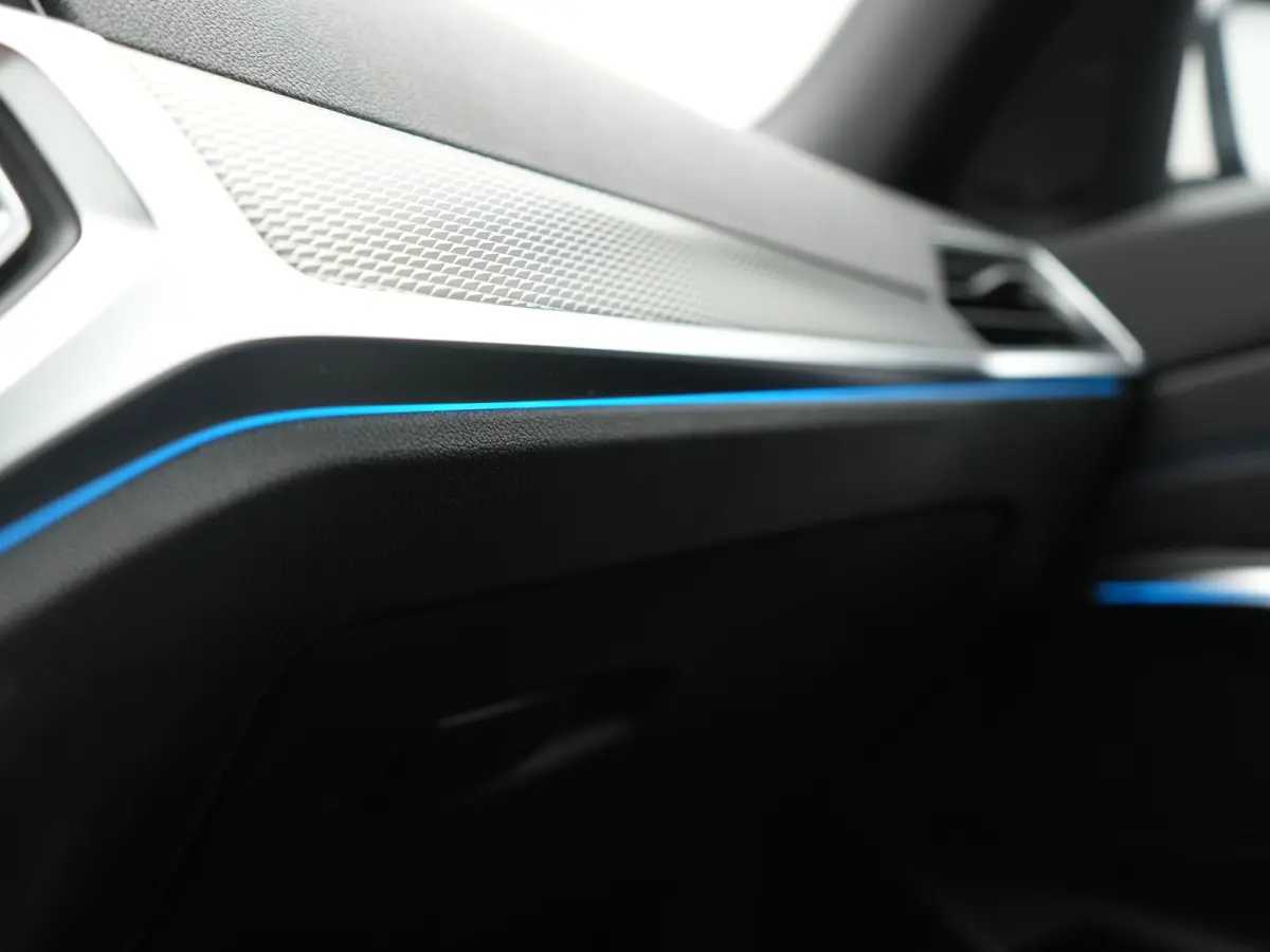 320e xDrive M Sport PHEV Dealer O.H. | Camera | Alcantara Sportstoelen & Stuur Verwarmd | Sfeerverlichting | Keyless | Blis | Apple Carplay | Navigatie | DAB | 18"L.M | Plug In Hybrid |