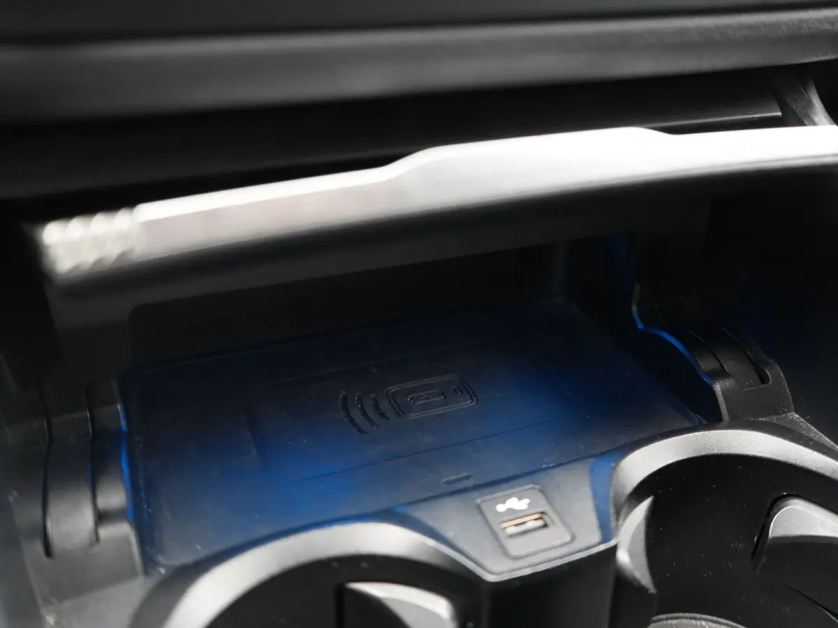 320e xDrive M Sport PHEV Dealer O.H. | Camera | Alcantara Sportstoelen & Stuur Verwarmd | Sfeerverlichting | Keyless | Blis | Apple Carplay | Navigatie | DAB | 18"L.M | Plug In Hybrid |