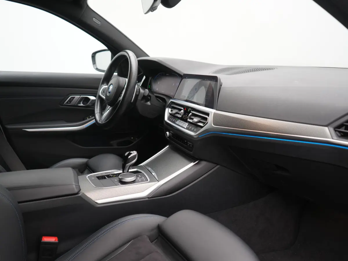 320e xDrive M Sport PHEV Dealer O.H. | Camera | Alcantara Sportstoelen & Stuur Verwarmd | Sfeerverlichting | Keyless | Blis | Apple Carplay | Navigatie | DAB | 18"L.M | Plug In Hybrid |