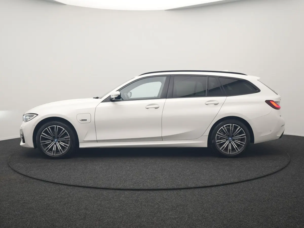 320e xDrive M Sport PHEV Dealer O.H. | Camera | Alcantara Sportstoelen & Stuur Verwarmd | Sfeerverlichting | Keyless | Blis | Apple Carplay | Navigatie | DAB | 18"L.M | Plug In Hybrid |