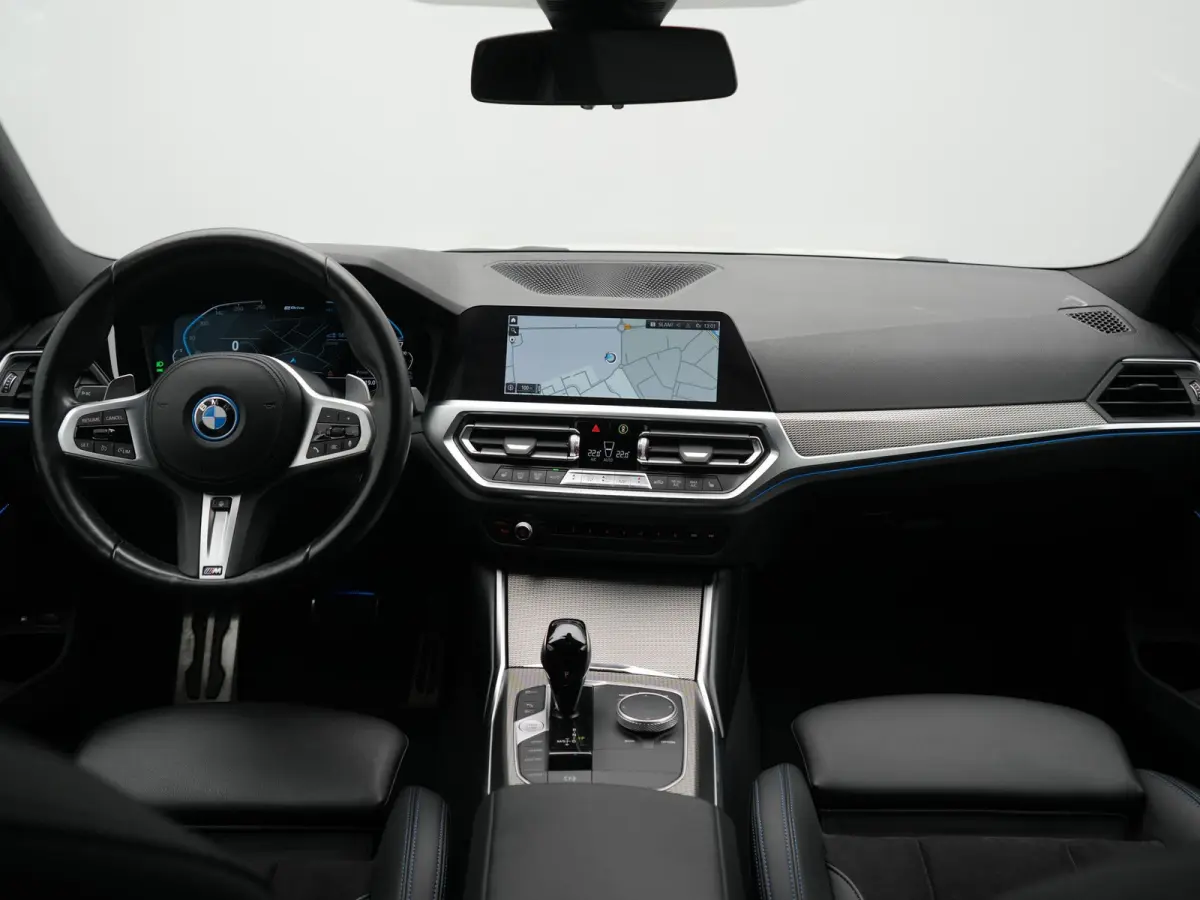 320e xDrive M Sport PHEV Dealer O.H. | Camera | Alcantara Sportstoelen & Stuur Verwarmd | Sfeerverlichting | Keyless | Blis | Apple Carplay | Navigatie | DAB | 18"L.M | Plug In Hybrid |