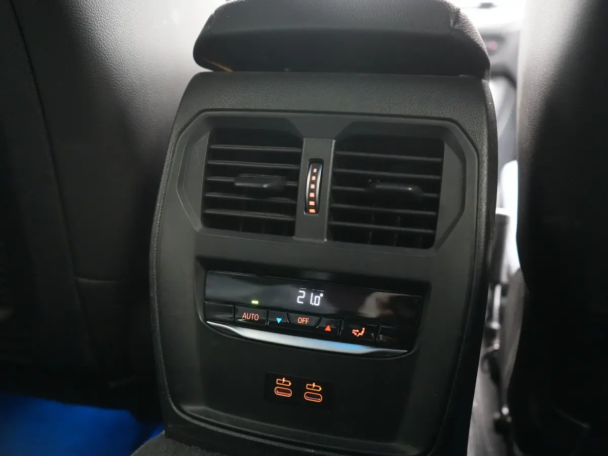 320e xDrive M Sport PHEV Dealer O.H. | Camera | Alcantara Sportstoelen & Stuur Verwarmd | Sfeerverlichting | Keyless | Blis | Apple Carplay | Navigatie | DAB | 18"L.M | Plug In Hybrid |