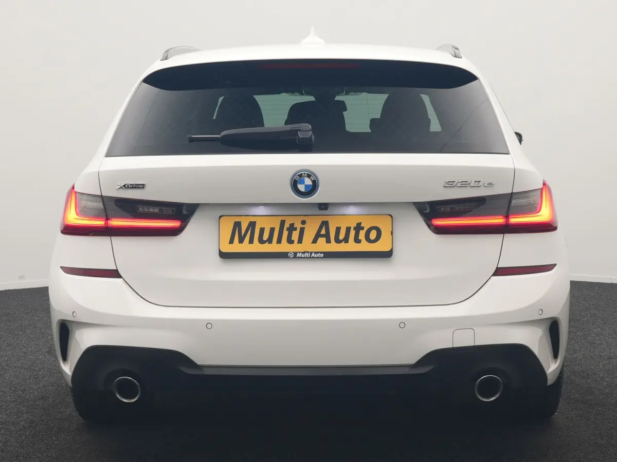 320e xDrive M Sport PHEV Dealer O.H. | Camera | Alcantara Sportstoelen & Stuur Verwarmd | Sfeerverlichting | Keyless | Blis | Apple Carplay | Navigatie | DAB | 18"L.M | Plug In Hybrid |
