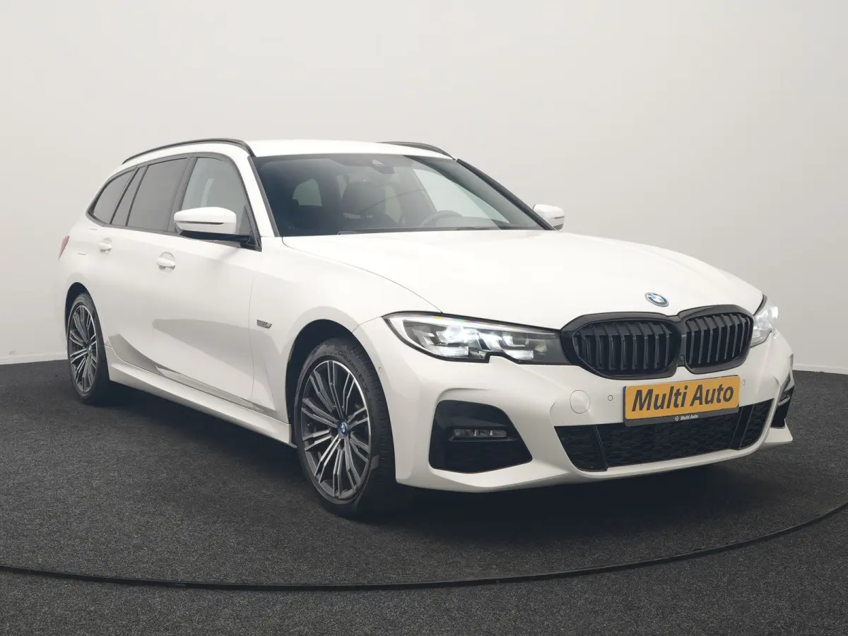 320e xDrive M Sport PHEV Dealer O.H. | Camera | Alcantara Sportstoelen & Stuur Verwarmd | Sfeerverlichting | Keyless | Blis | Apple Carplay | Navigatie | DAB | 18"L.M | Plug In Hybrid |