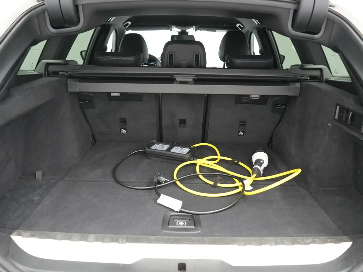 320e xDrive M Sport PHEV Dealer O.H. | Camera | Alcantara Sportstoelen & Stuur Verwarmd | Sfeerverlichting | Keyless | Blis | Apple Carplay | Navigatie | DAB | 18"L.M | Plug In Hybrid |