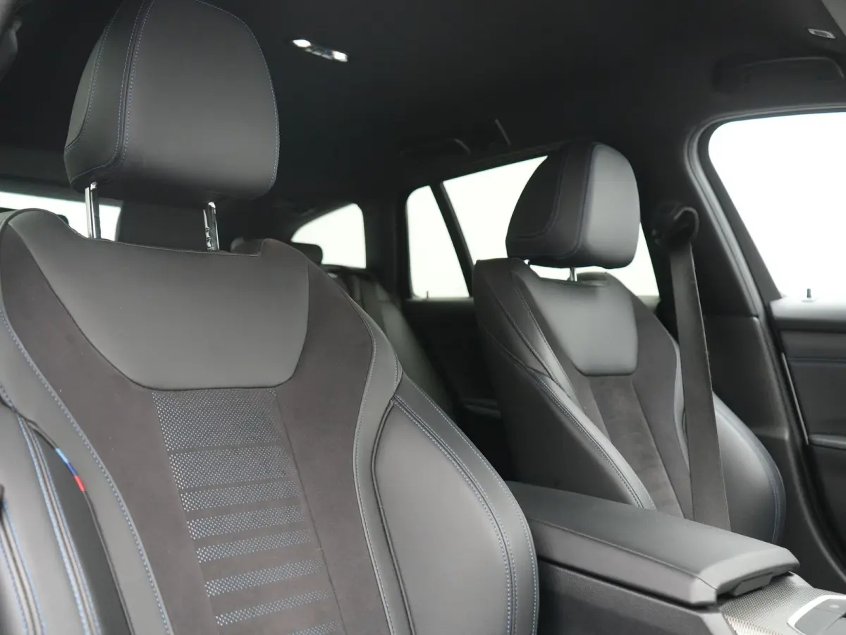320e xDrive M Sport PHEV Dealer O.H. | Camera | Alcantara Sportstoelen & Stuur Verwarmd | Sfeerverlichting | Keyless | Blis | Apple Carplay | Navigatie | DAB | 18"L.M | Plug In Hybrid |