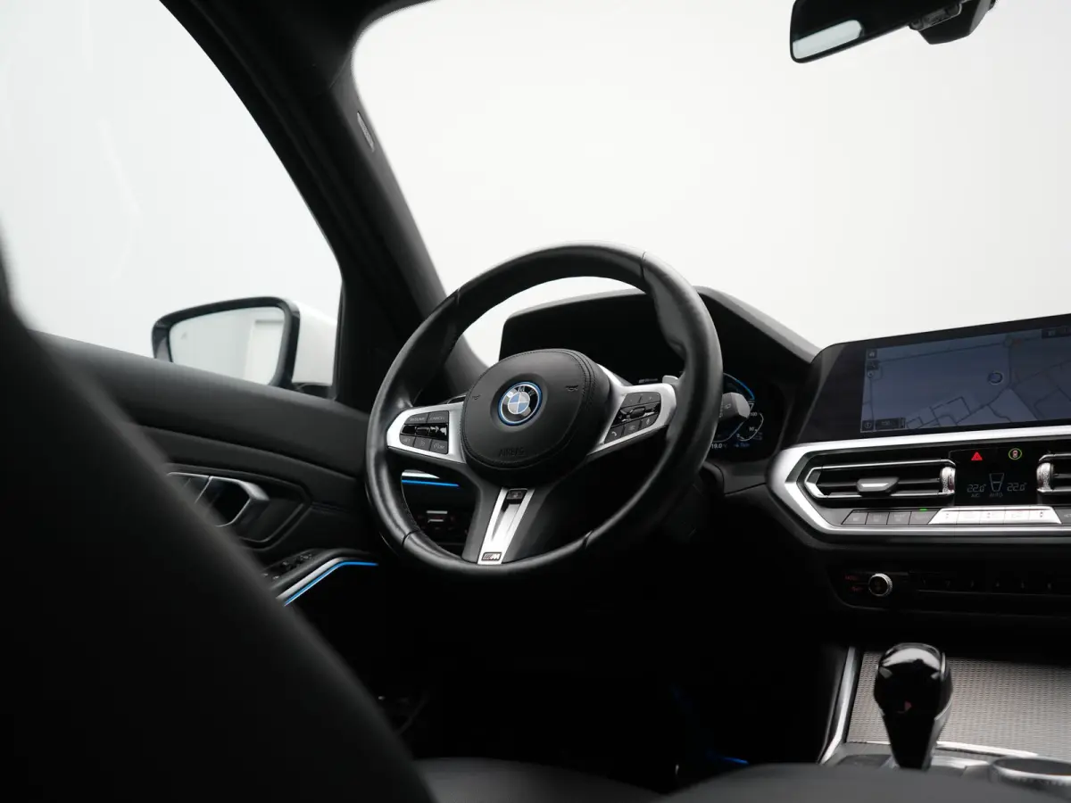 320e xDrive M Sport PHEV Dealer O.H. | Camera | Alcantara Sportstoelen & Stuur Verwarmd | Sfeerverlichting | Keyless | Blis | Apple Carplay | Navigatie | DAB | 18"L.M | Plug In Hybrid |