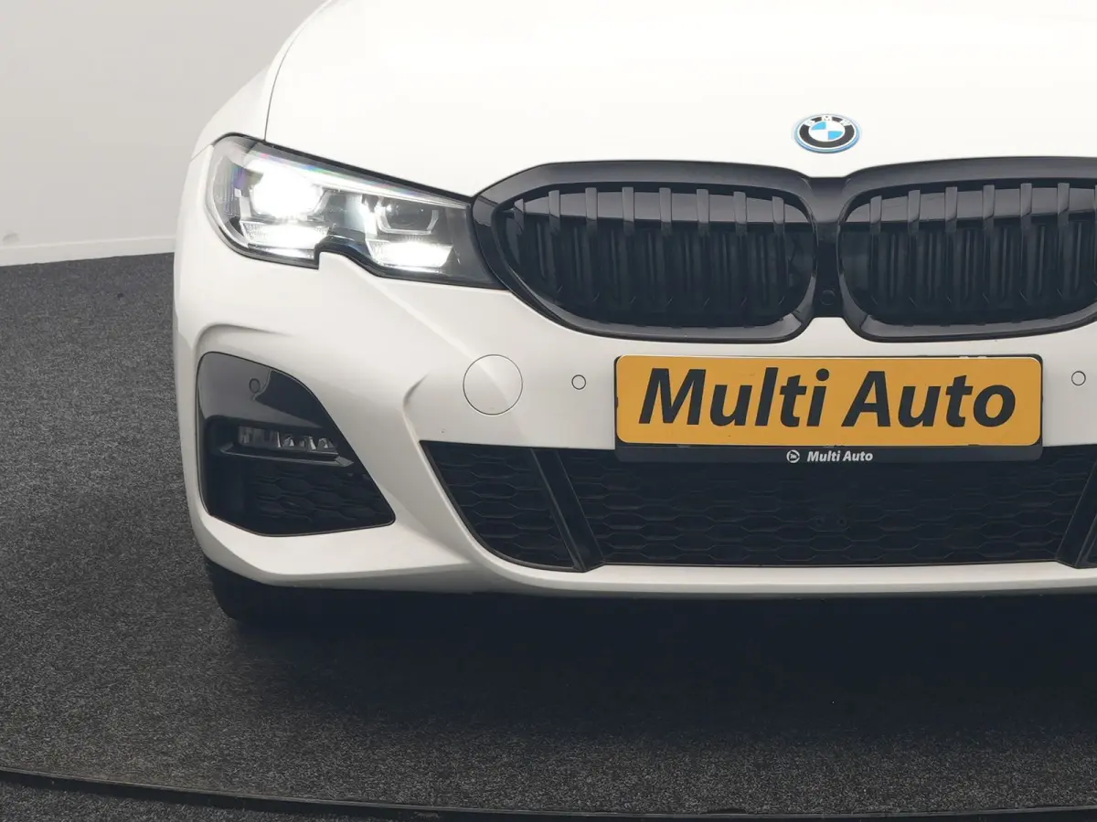 320e xDrive M Sport PHEV Dealer O.H. | Camera | Alcantara Sportstoelen & Stuur Verwarmd | Sfeerverlichting | Keyless | Blis | Apple Carplay | Navigatie | DAB | 18"L.M | Plug In Hybrid |