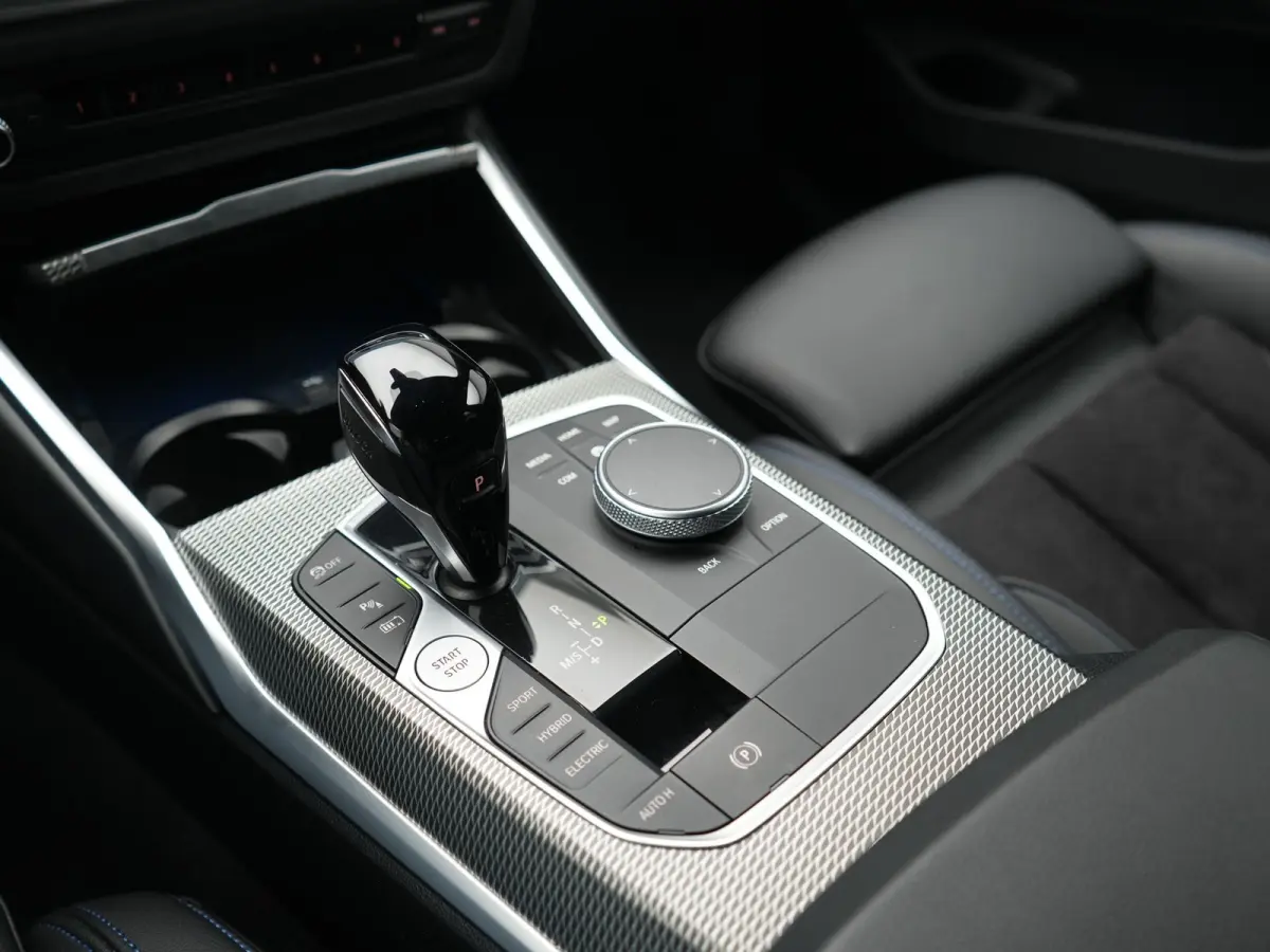 320e xDrive M Sport PHEV Dealer O.H. | Camera | Alcantara Sportstoelen & Stuur Verwarmd | Sfeerverlichting | Keyless | Blis | Apple Carplay | Navigatie | DAB | 18"L.M | Plug In Hybrid |