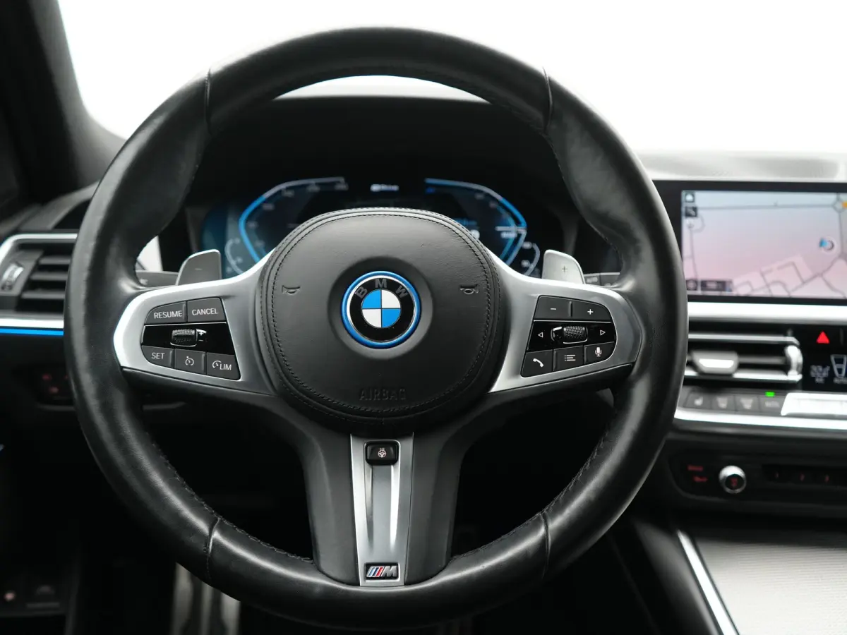 320e xDrive M Sport PHEV Dealer O.H. | Camera | Alcantara Sportstoelen & Stuur Verwarmd | Sfeerverlichting | Keyless | Blis | Apple Carplay | Navigatie | DAB | 18"L.M | Plug In Hybrid |