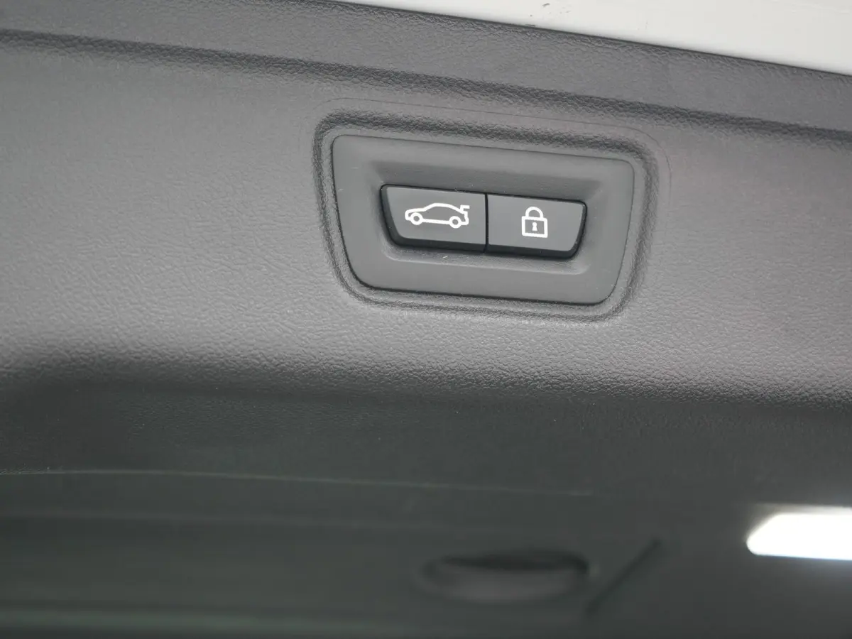 320e xDrive M Sport PHEV Dealer O.H. | Camera | Alcantara Sportstoelen & Stuur Verwarmd | Sfeerverlichting | Keyless | Blis | Apple Carplay | Navigatie | DAB | 18"L.M | Plug In Hybrid |