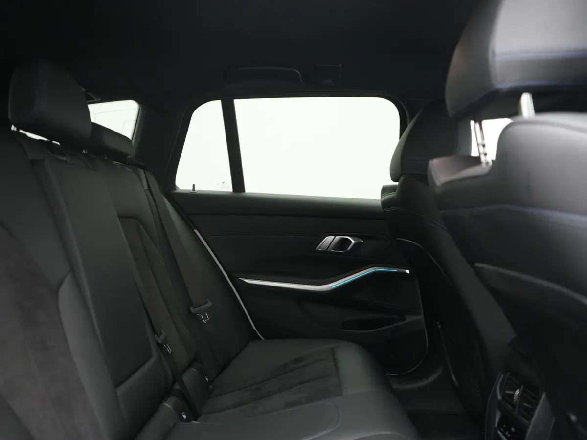 320e xDrive M Sport PHEV Dealer O.H. | Camera | Alcantara Sportstoelen & Stuur Verwarmd | Sfeerverlichting | Keyless | Blis | Apple Carplay | Navigatie | DAB | 18"L.M | Plug In Hybrid |