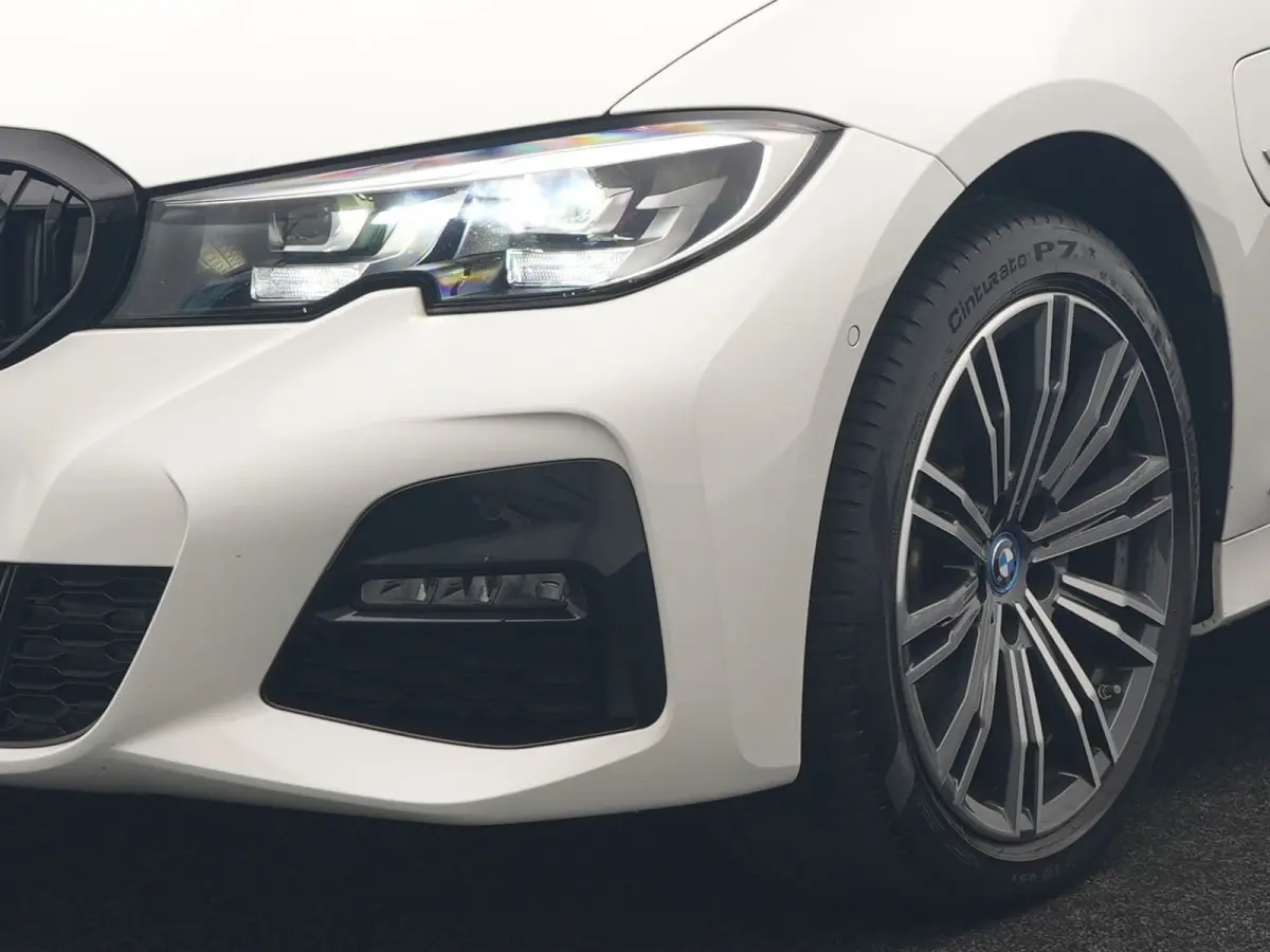 320e xDrive M Sport PHEV Dealer O.H. | Camera | Alcantara Sportstoelen & Stuur Verwarmd | Sfeerverlichting | Keyless | Blis | Apple Carplay | Navigatie | DAB | 18"L.M | Plug In Hybrid |