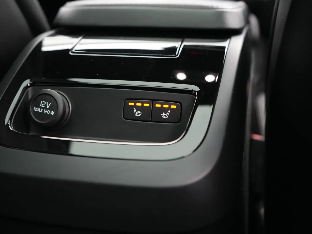 T8 AWD R-Design PHEV 394pk Dealer O.H. | Trekhaak Af Fabriek | Four C Luchtvering | Panodak | Adaptive Cruise | Head Up | 360 Camera | Bowers & Wilkins | Lederen Sportstoelen Massage & Venti