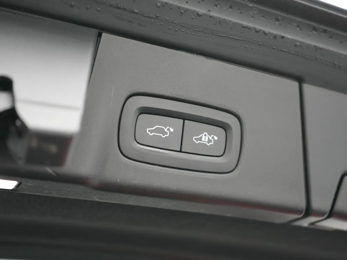 T8 AWD R-Design PHEV 394pk Dealer O.H. | Trekhaak Af Fabriek | Four C Luchtvering | Panodak | Adaptive Cruise | Head Up | 360 Camera | Bowers & Wilkins | Lederen Sportstoelen Massage & Venti