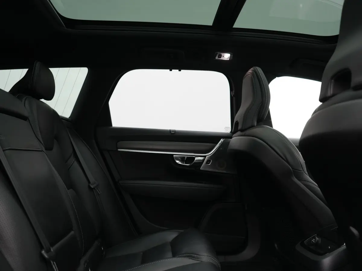 T8 AWD R-Design PHEV 394pk Dealer O.H. | Trekhaak Af Fabriek | Four C Luchtvering | Panodak | Adaptive Cruise | Head Up | 360 Camera | Bowers & Wilkins | Lederen Sportstoelen Massage & Venti