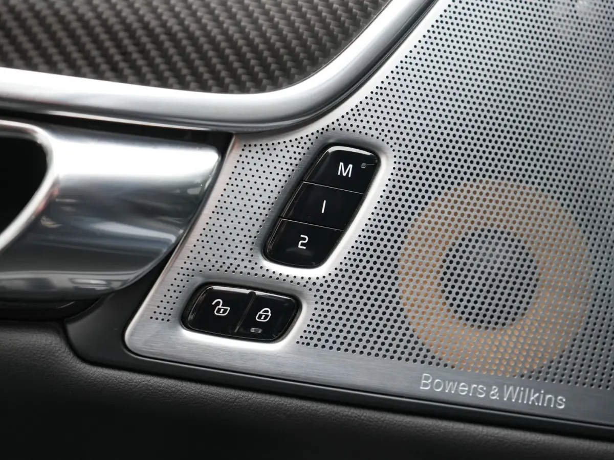 T8 AWD R-Design PHEV 394pk Dealer O.H. | Trekhaak Af Fabriek | Four C Luchtvering | Panodak | Adaptive Cruise | Head Up | 360 Camera | Bowers & Wilkins | Lederen Sportstoelen Massage & Venti