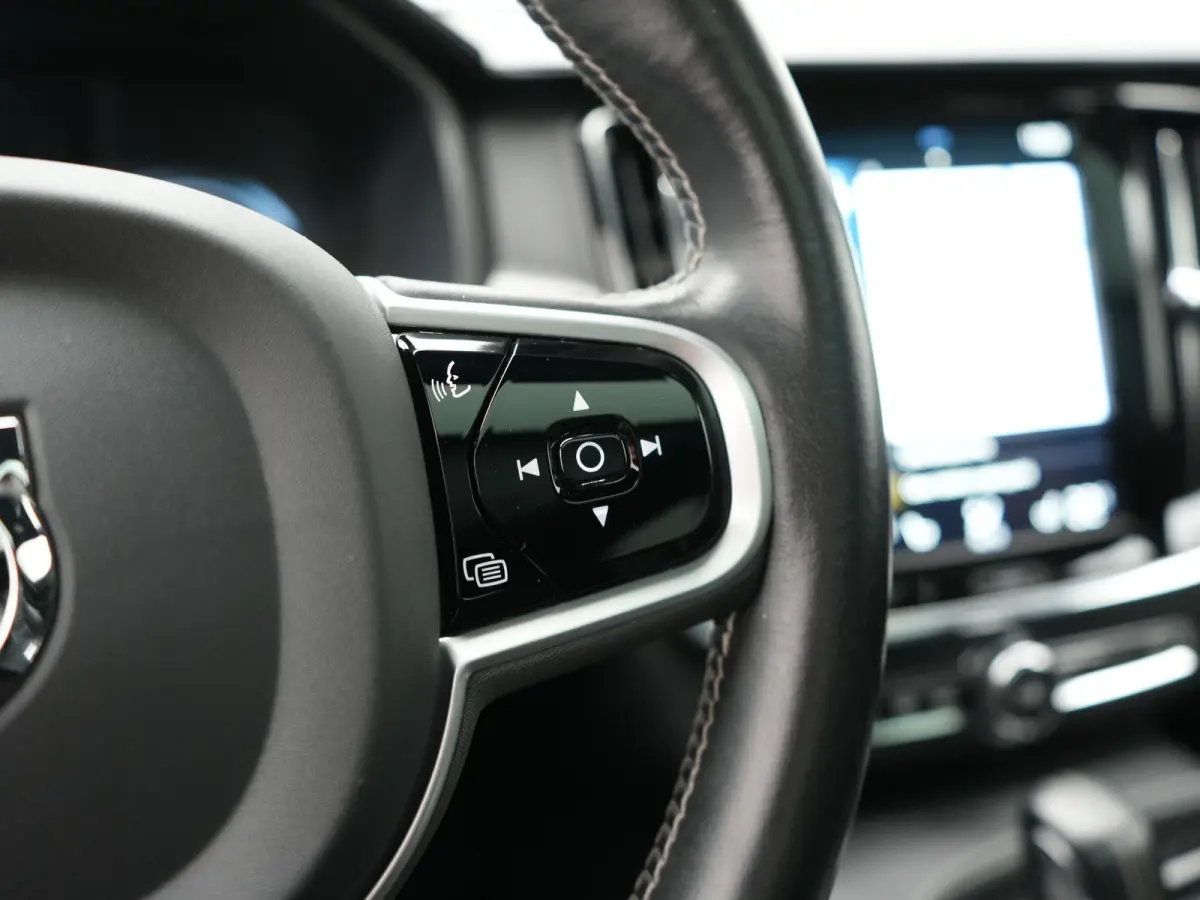 T8 AWD R-Design PHEV 394pk Dealer O.H. | Trekhaak Af Fabriek | Four C Luchtvering | Panodak | Adaptive Cruise | Head Up | 360 Camera | Bowers & Wilkins | Lederen Sportstoelen Massage & Venti