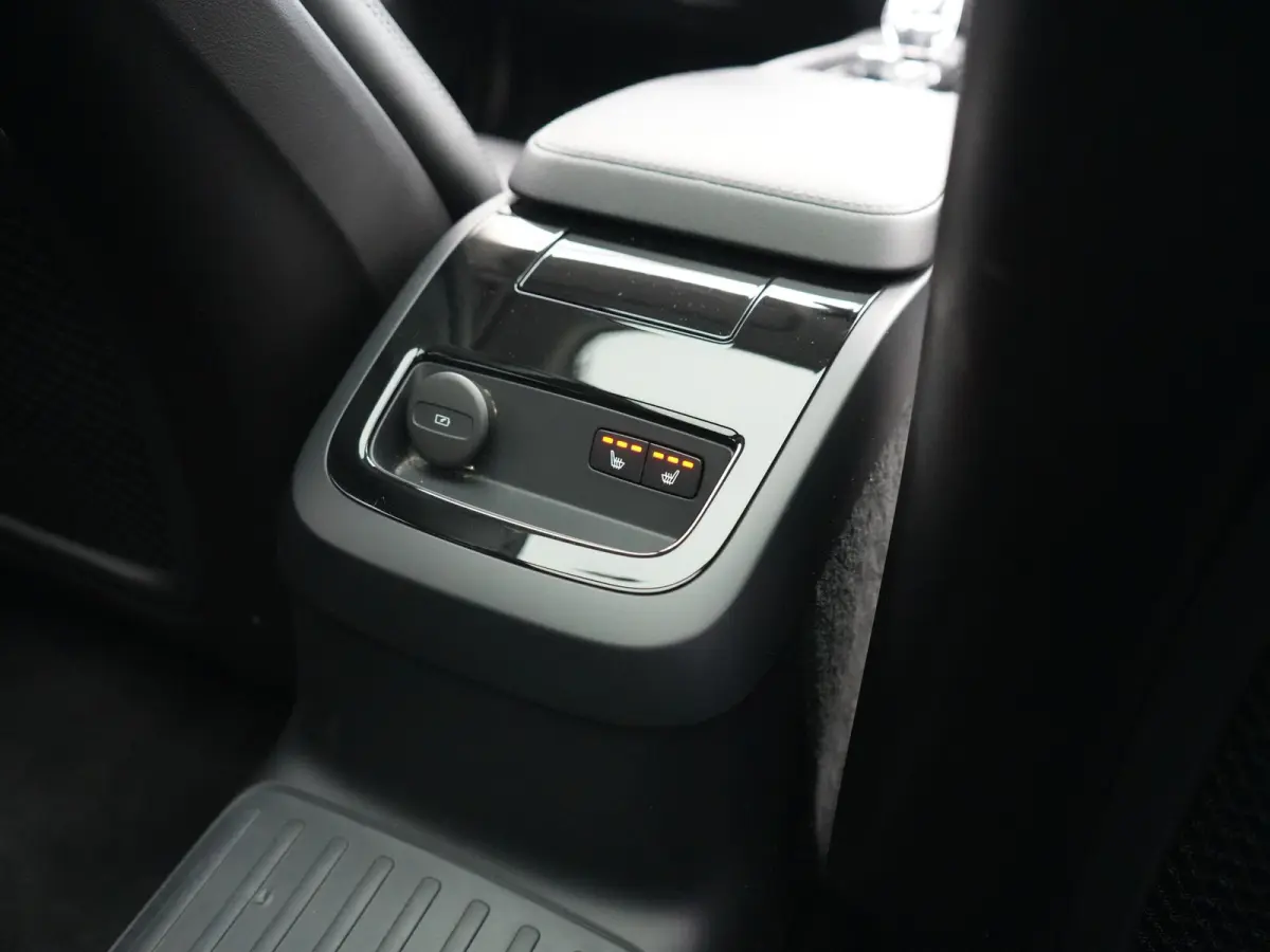 T8 AWD Ultimate Bright LONG RANGE PHEV 350pk | Trekhaak Af Fabriek | Panodak | Adaptive Cruise | 360 Camera | Head Up | Lederen Sportstoelen Memory & Massage & Ventilatie | Bowers & Wilkins 