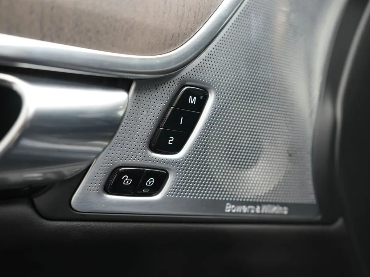 T8 AWD Ultimate Bright LONG RANGE PHEV 350pk | Trekhaak Af Fabriek | Panodak | Adaptive Cruise | 360 Camera | Head Up | Lederen Sportstoelen Memory & Massage & Ventilatie | Bowers & Wilkins 