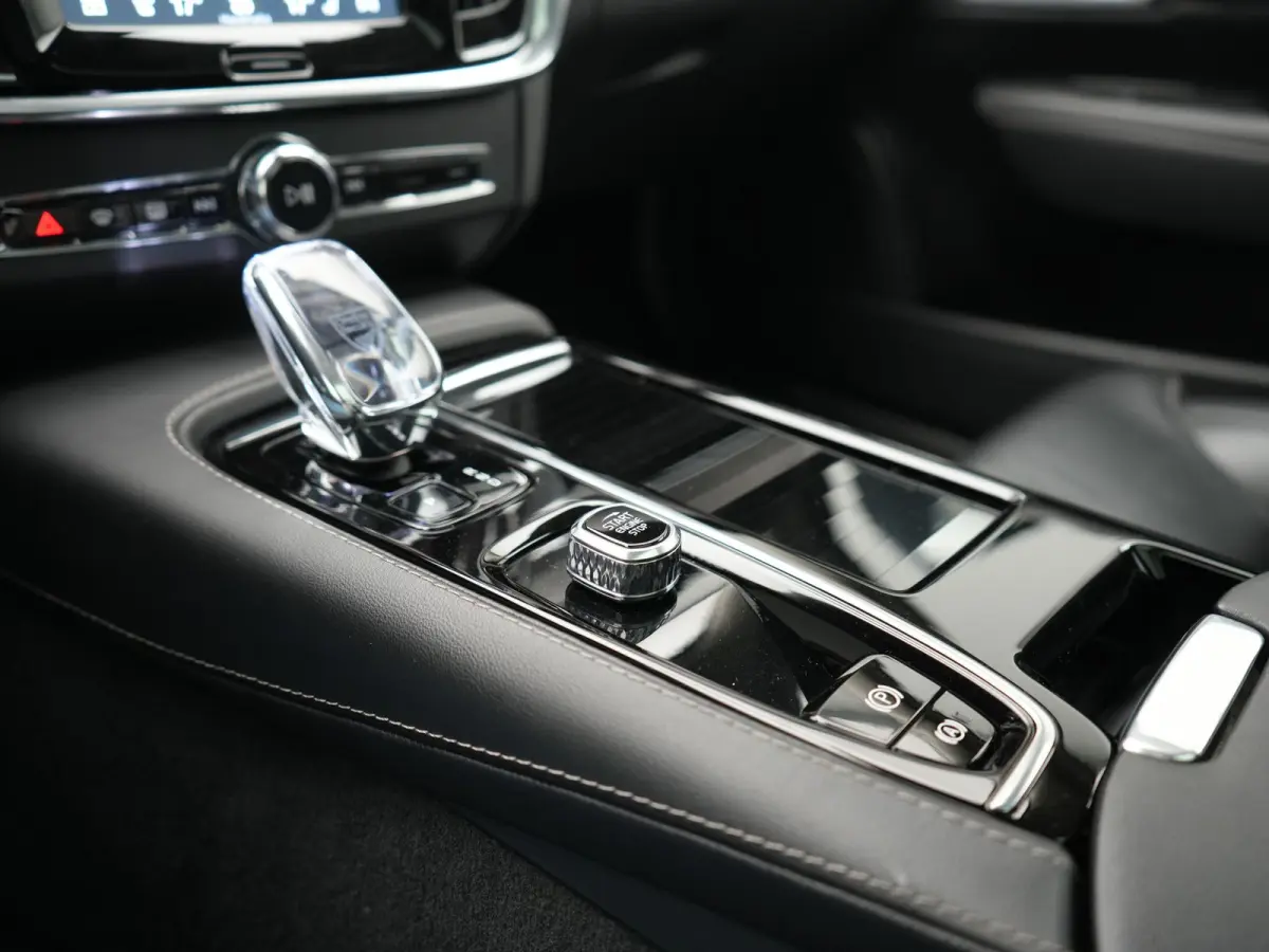 T8 AWD Ultimate Bright LONG RANGE PHEV 350pk | Trekhaak Af Fabriek | Panodak | Adaptive Cruise | 360 Camera | Head Up | Lederen Sportstoelen Memory & Massage & Ventilatie | Bowers & Wilkins 