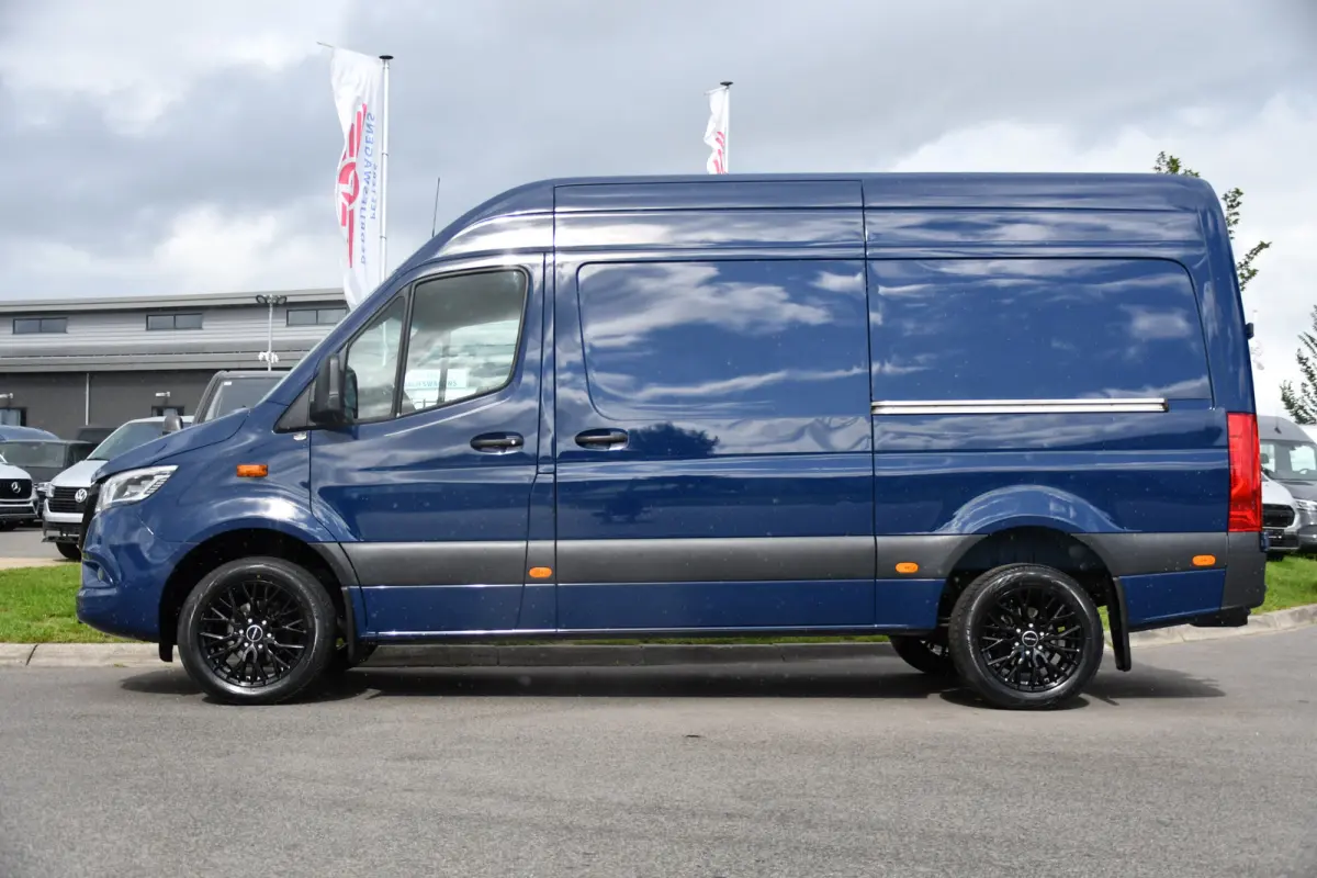317 1.9 CDI L2H2 RWD AMG Edition Adaptieve Cruise, 360 Camera, Carplay, 2 x Schuifdeur, LED, Automaat, 170pk 3500kg Trekhaak, Uniek!