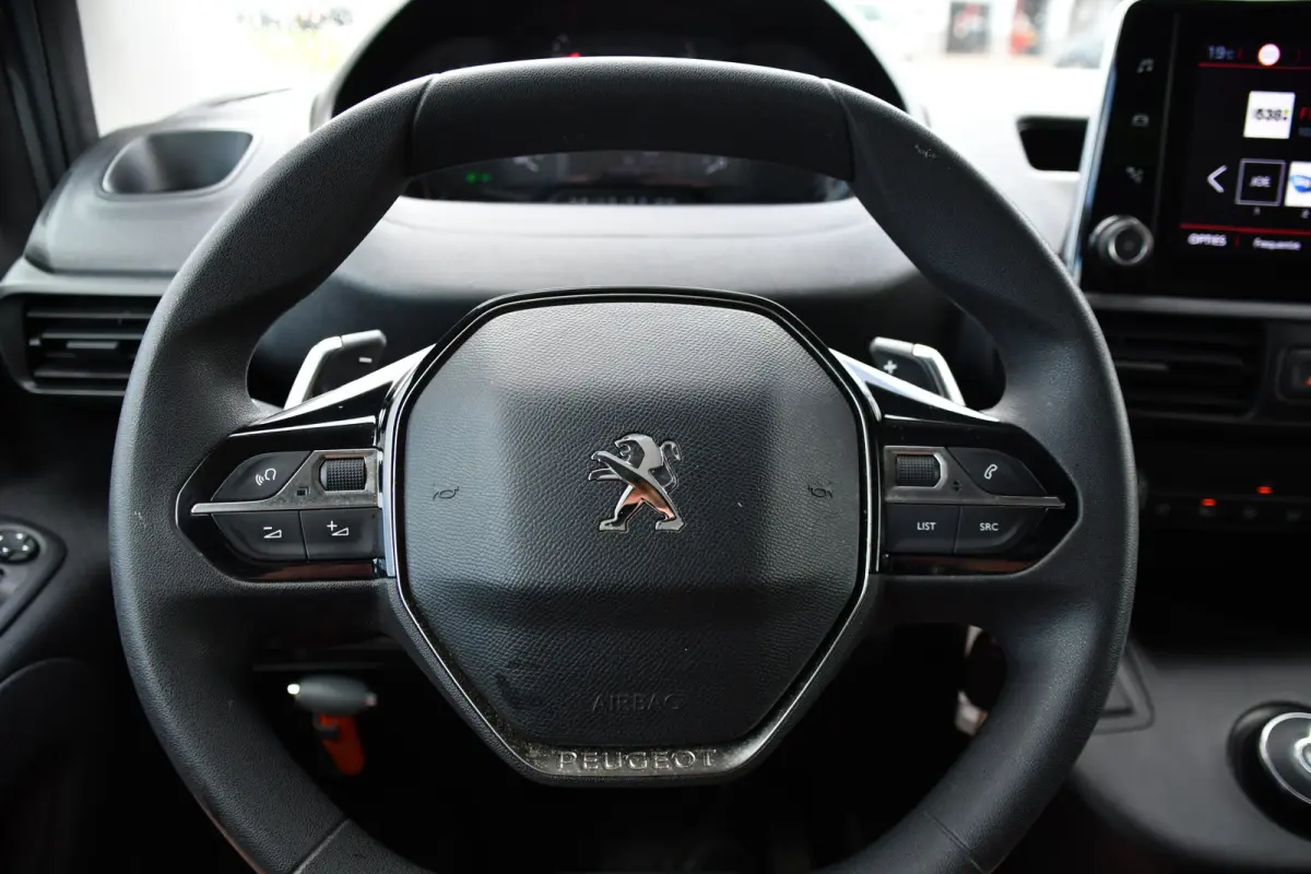 1.5 BlueHDI L2 PB Edition Camera, Cruise, Carplay, Trekhaak, Sensoren, 130pk, Automaat, Multimedia, Uniek!