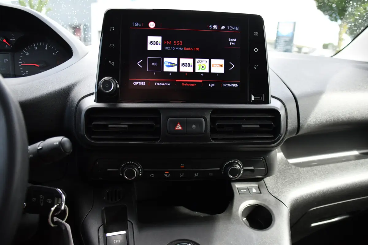 1.5 BlueHDI L2 PB Edition Camera, Cruise, Carplay, Trekhaak, Sensoren, 130pk, Automaat, Multimedia, Uniek!