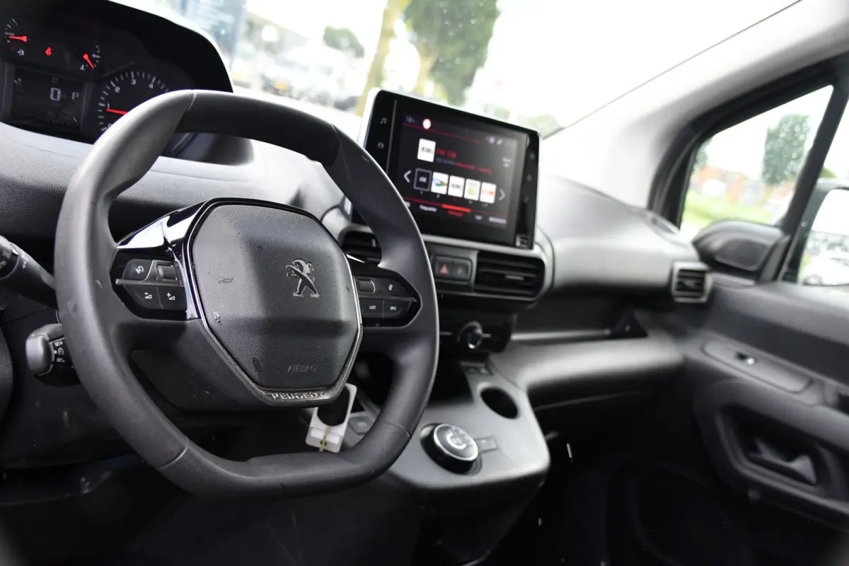 1.5 BlueHDI L2 PB Edition Camera, Cruise, Carplay, Trekhaak, Sensoren, 130pk, Automaat, Multimedia, Uniek!
