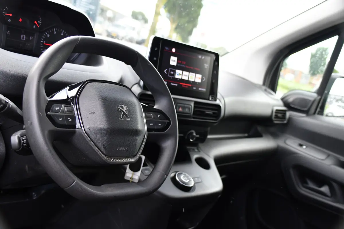 1.5 BlueHDI L2 PB Edition Camera, Cruise, Carplay, Trekhaak, Sensoren, 130pk, Automaat, Multimedia, Uniek!