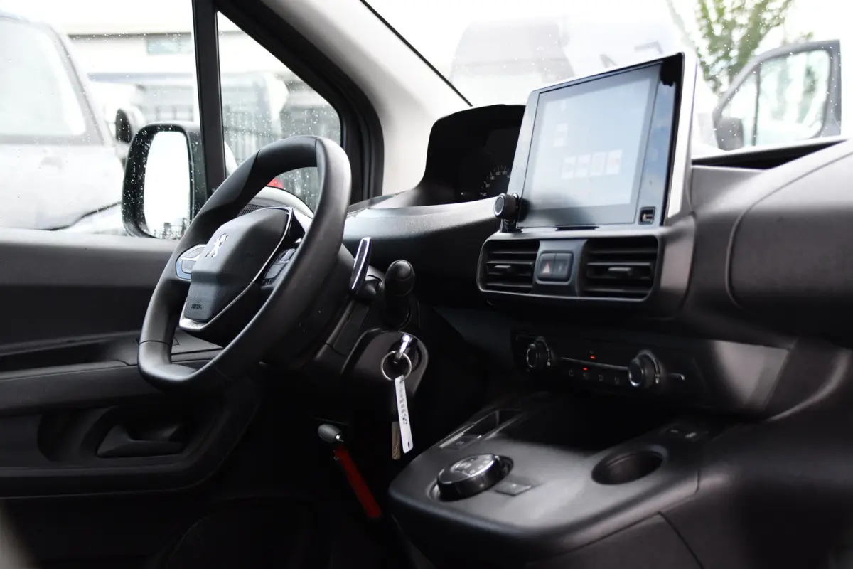 1.5 BlueHDI L2 PB Edition Camera, Cruise, Carplay, Trekhaak, Sensoren, 130pk, Automaat, Multimedia, Uniek!