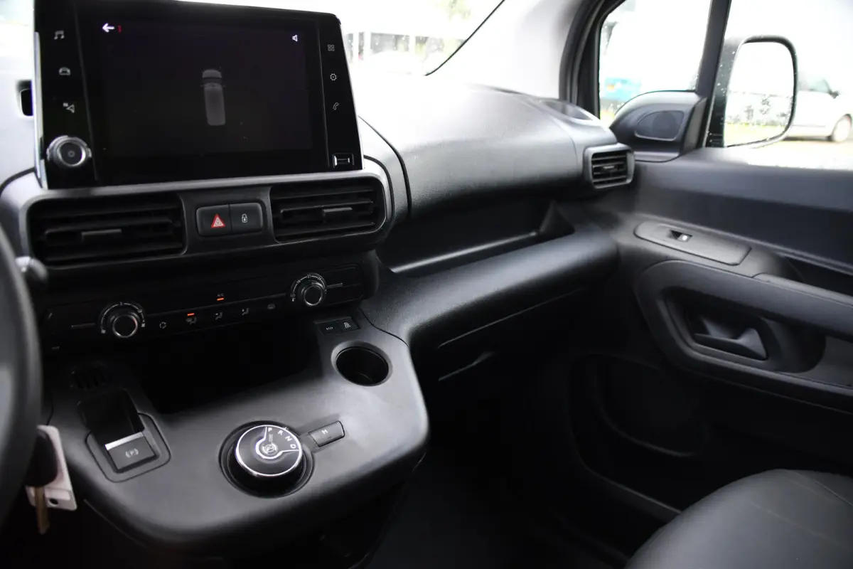 1.5 BlueHDI L2 PB Edition Camera, Cruise, Carplay, Trekhaak, Sensoren, 130pk, Automaat, Multimedia, Uniek!