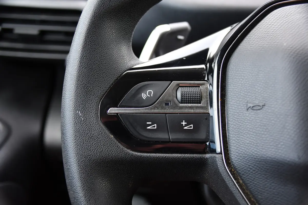1.5 BlueHDI L2 PB Edition Camera, Cruise, Carplay, Trekhaak, Sensoren, 130pk, Automaat, Multimedia, Uniek!