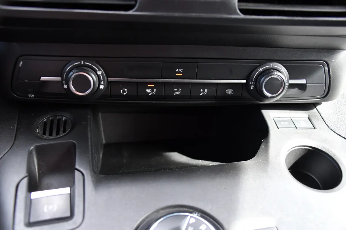 1.5 BlueHDI L2 PB Edition Camera, Cruise, Carplay, Trekhaak, Sensoren, 130pk, Automaat, Multimedia, Uniek!