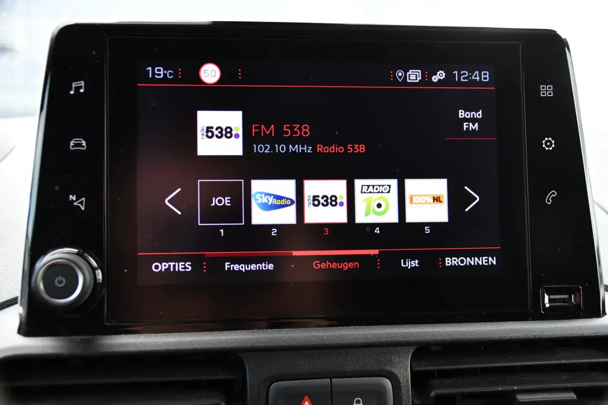 1.5 BlueHDI L2 PB Edition Camera, Cruise, Carplay, Trekhaak, Sensoren, 130pk, Automaat, Multimedia, Uniek!
