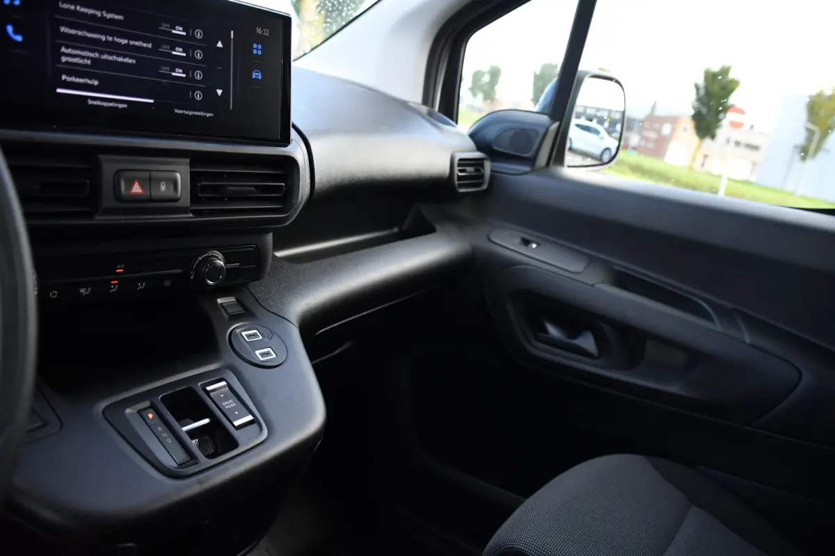 Professional 50 kWh Virtual, Camera, Cruise, Carplay, Multimedia, Standkachel, 136pk, NIEUW!