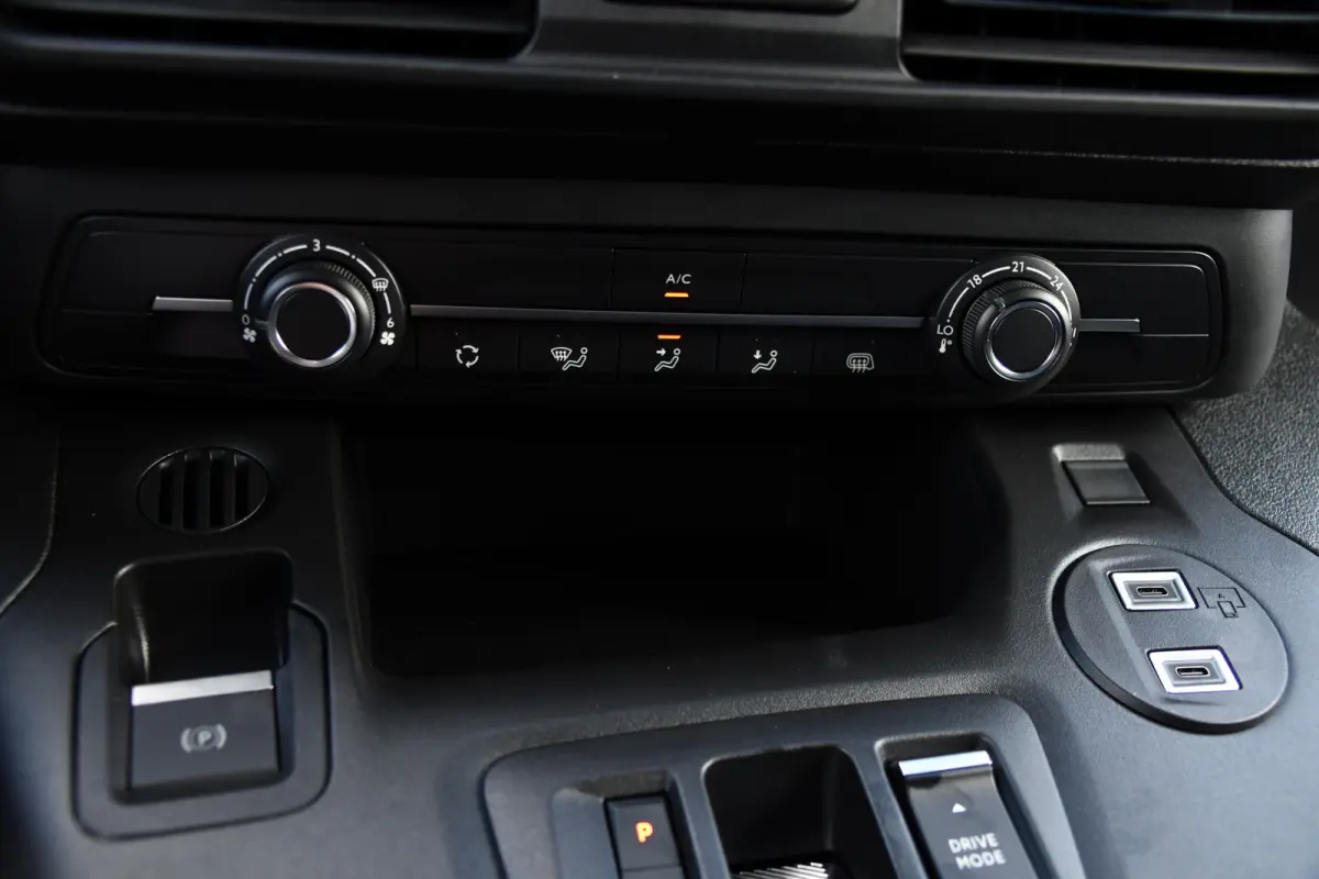 Professional 50 kWh Virtual, Camera, Cruise, Carplay, Multimedia, Standkachel, 136pk, NIEUW!