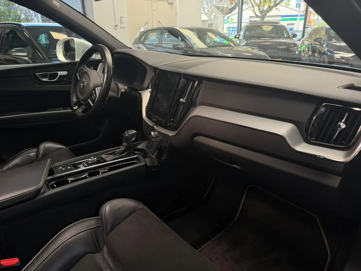 2.0 D4 AWD R-Design / Panoramadak / harmon & kardo