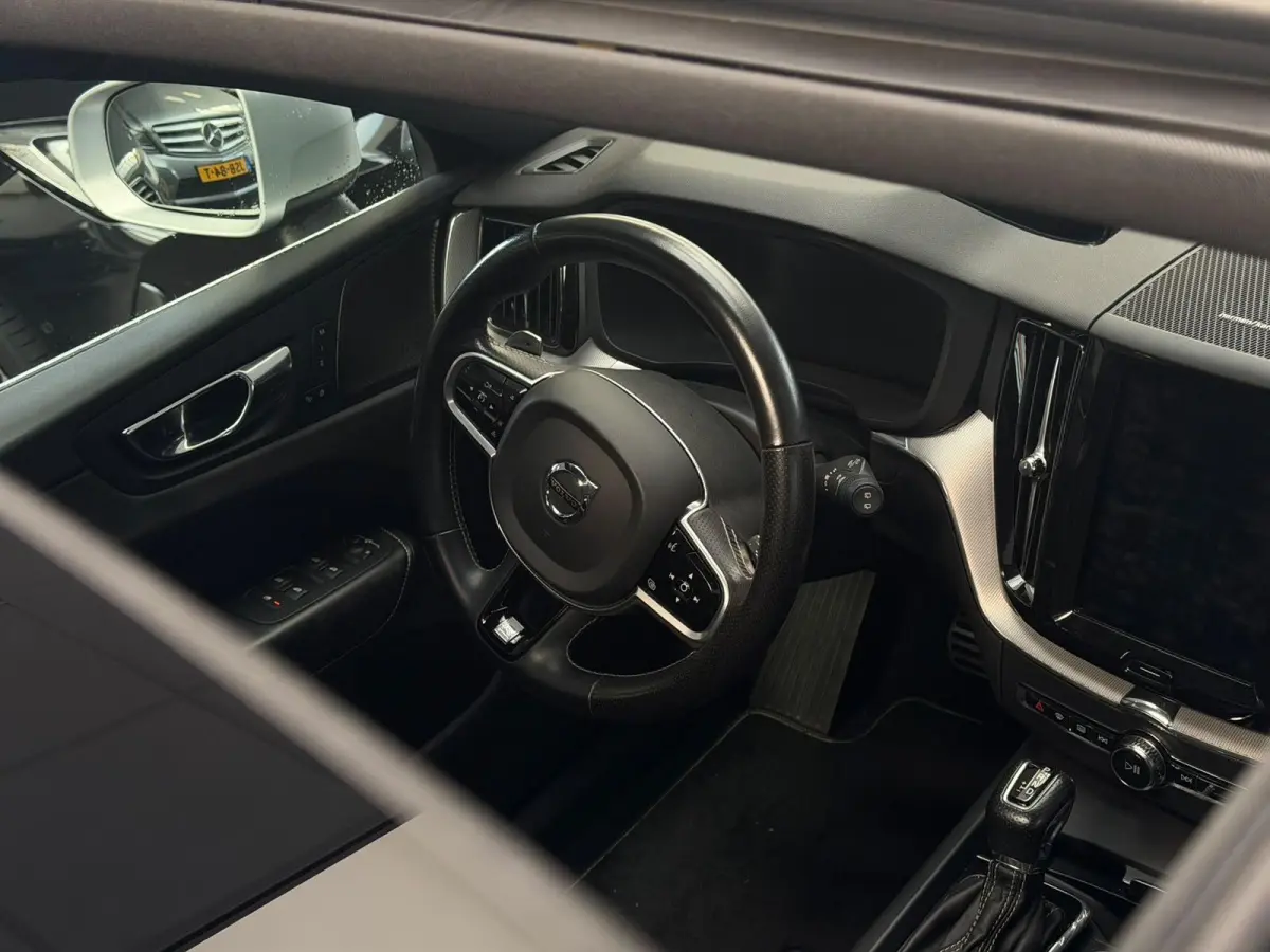 2.0 D4 AWD R-Design / Panoramadak / harmon & kardo
