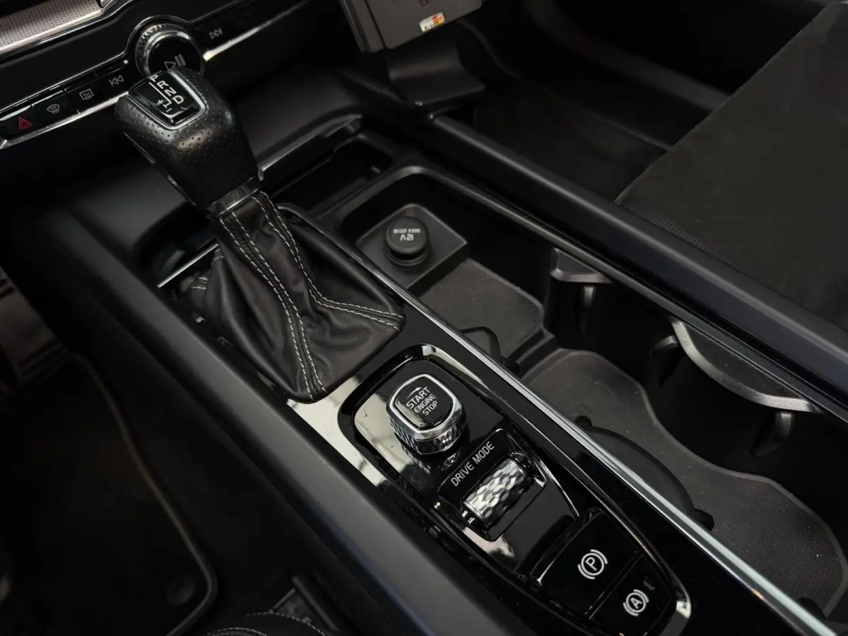 2.0 D4 AWD R-Design / Panoramadak / harmon & kardo