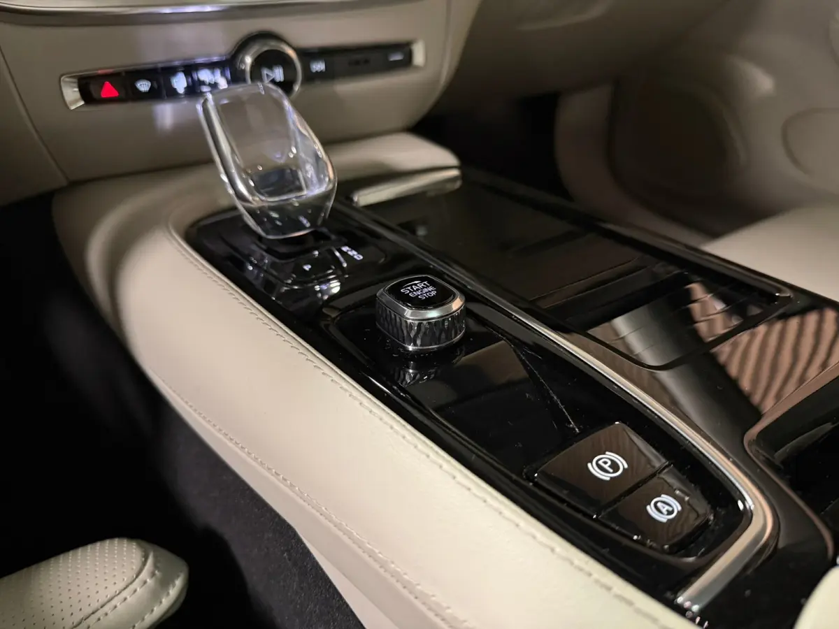 T6 AWD Recharge Ultimate Bright Long Range | Schuifdak | Stoelventilatie | Head-Up Display | Harman Kardon | Stoelmassage | Adaptieve Cruise Control | Stoelverwarming voor+achter | Stuurwiel