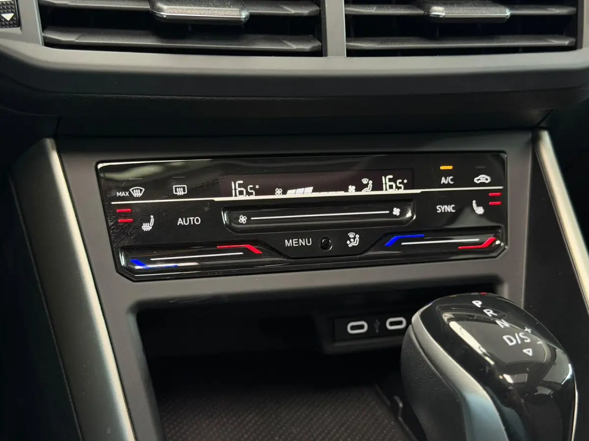 1.0 TSI move / Panorama / CarPlay /