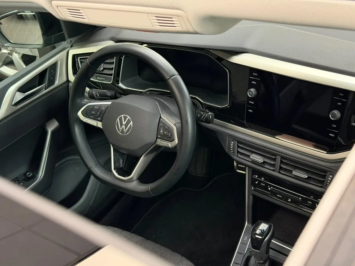 1.0 TSI move / Panorama / CarPlay /