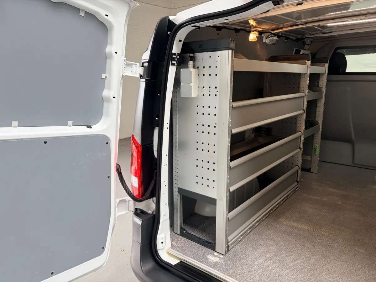Elektrisch Servicewagen Automaat Lang 66 kWh L2H1 2 Persoons BOTT Inrichting RIJKLAARPRIJS!