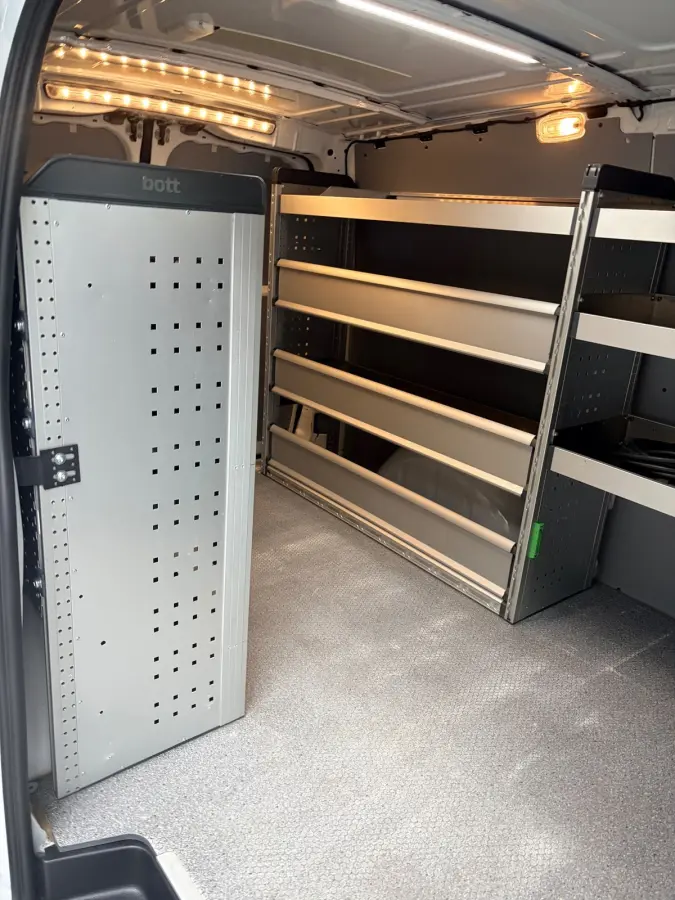 Elektrisch Servicewagen Automaat Lang 66 kWh L2H1 2 Persoons BOTT Inrichting RIJKLAARPRIJS!