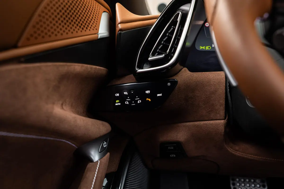 3.9 V8 | Ferrari Special Colour | ADAS | Carbon | Stoelventilatie | 360 | P. Display | Smartphone Integration |