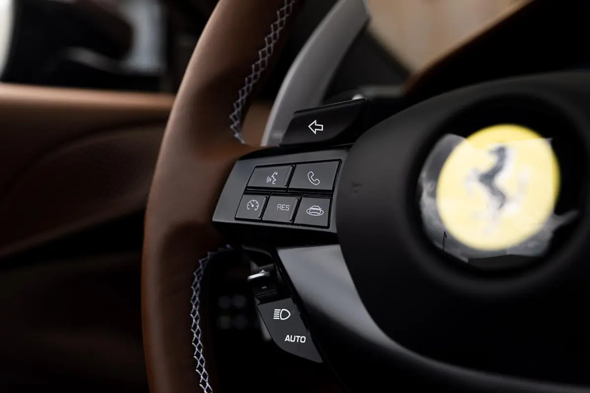 3.9 V8 | Ferrari Special Colour | ADAS | Carbon | Stoelventilatie | 360 | P. Display | Smartphone Integration |