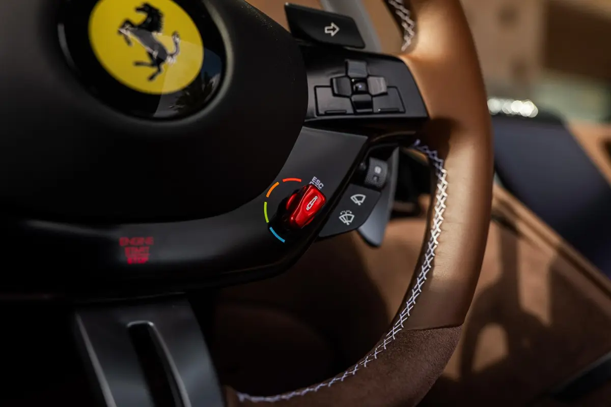 3.9 V8 | Ferrari Special Colour | ADAS | Carbon | Stoelventilatie | 360 | P. Display | Smartphone Integration |