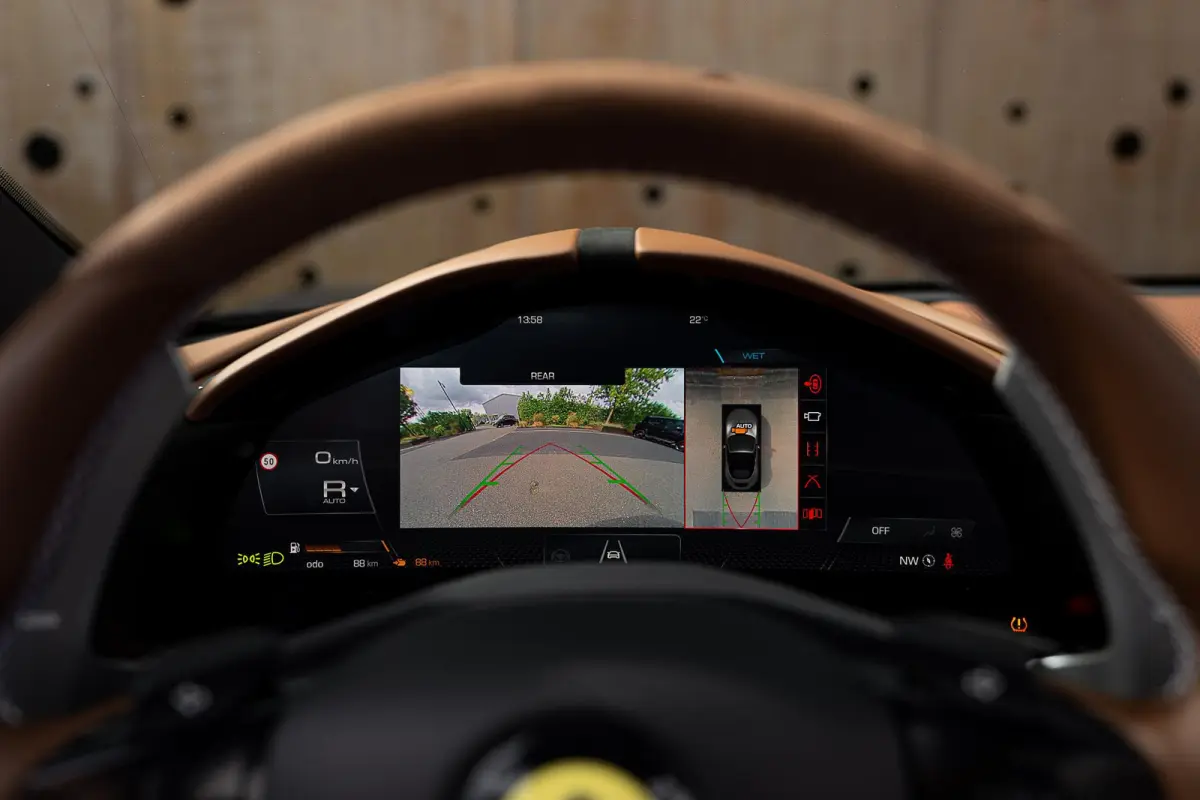 3.9 V8 | Ferrari Special Colour | ADAS | Carbon | Stoelventilatie | 360 | P. Display | Smartphone Integration |