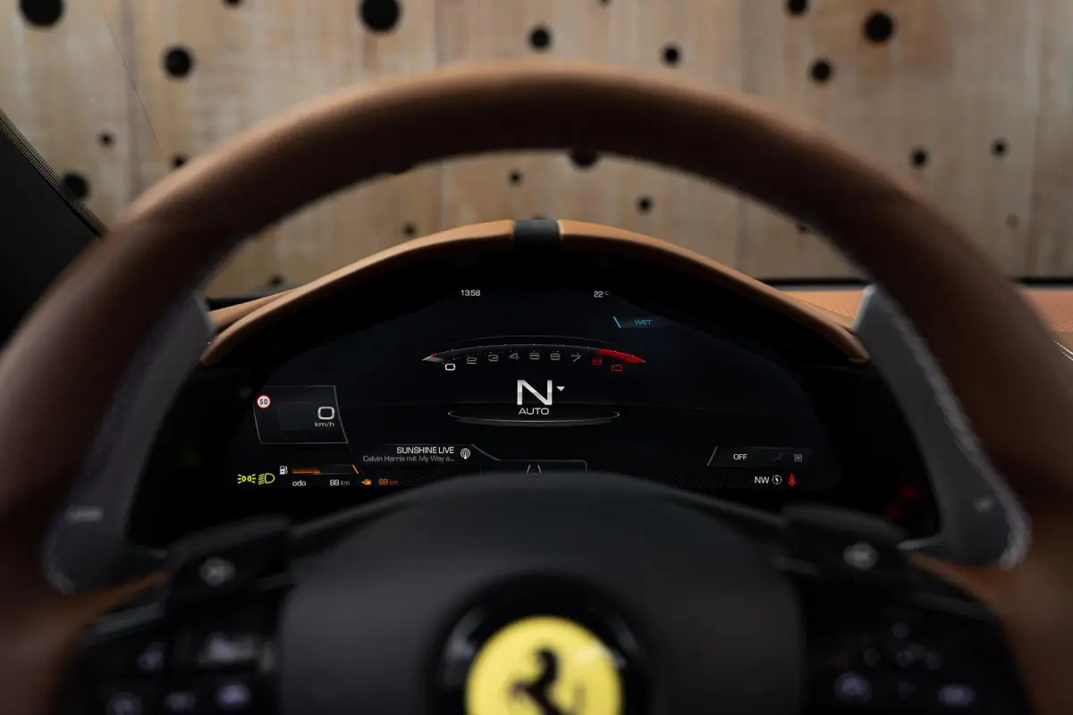 3.9 V8 | Ferrari Special Colour | ADAS | Carbon | Stoelventilatie | 360 | P. Display | Smartphone Integration |